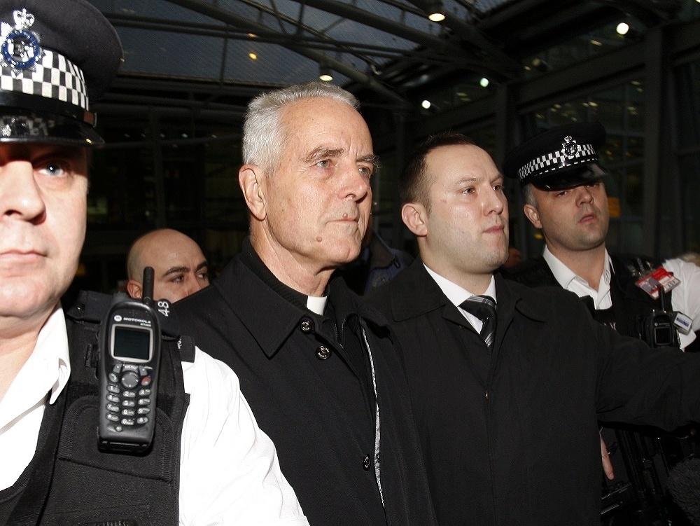 Britský katolícky biskup Richard Williamson (druhý zľava) počas policajnej eskorty na letisku Heathrow po jeho prílete z Argentíny v Londýne 25. februára 2009.