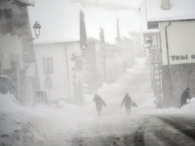 Silné sneženie a vietor zasiahli aj španielske Pyreneje.