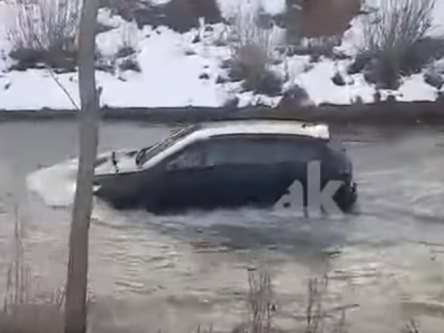 Vodič SUV jazdil v koryte rieky.
