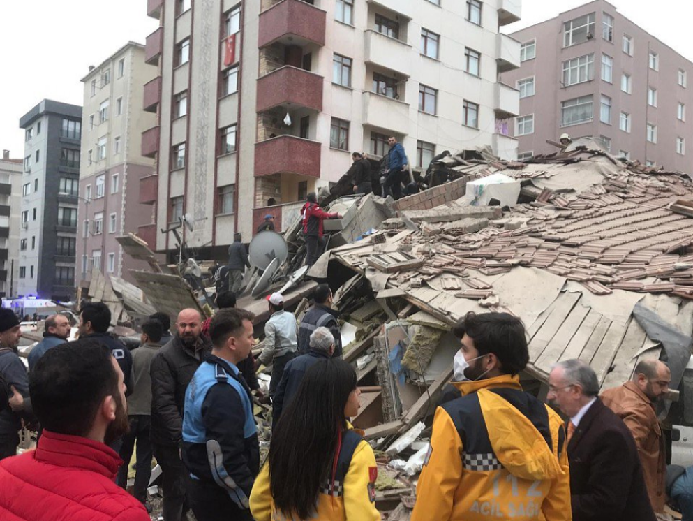 Počet obetí stredajšieho zrútenia bytového domu v ázijskej časti Istanbulu sa zvýšil na 21.