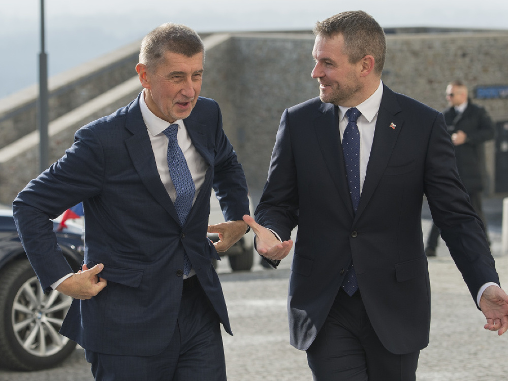 Premiér ČR Andrej Babiš a slovenský premiér Peter Pellegrini počas uvítania. 