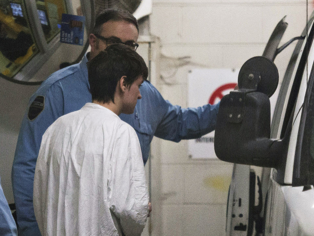 Obvinený 27-ročný Alexandre Bissonnete nastupuje do policajnej dodávky