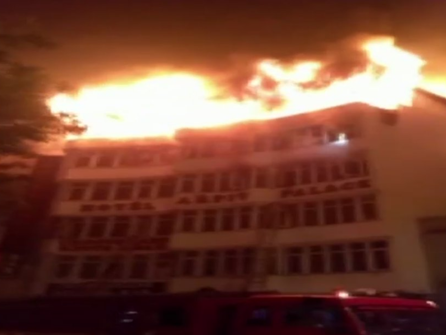 Hotel zachvátil požiar pred svitaním. 