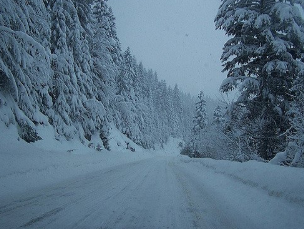 Sneh ochromil dopravu na väčšine územia.