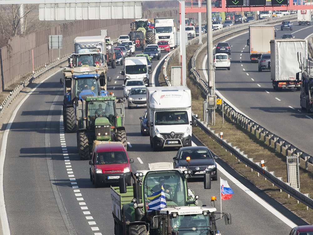 Na snímke traktory protestujúcich farmárov z celého Slovenska