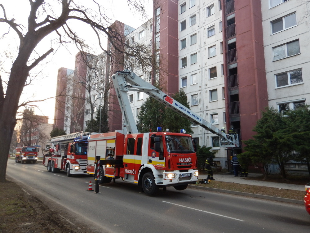 Hasiči v Zlatých Moravciach evakuovali obyvateľov bytového domu.