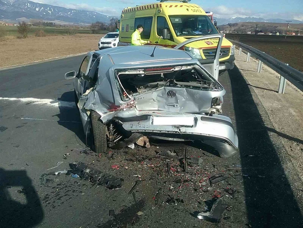 Dopravná nehoda dvoch vozidiel si vyžiadala dve zranené osoby.