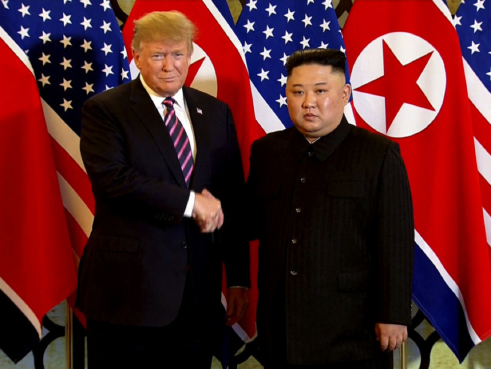 Donald Trump a Kim Čong-un si podali ruky