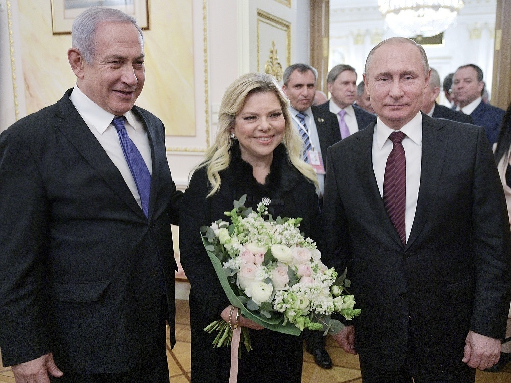 Ruský prezident Vladimir Putin (vpravo), izraelský premiér Benjamin Netanjahu a jeho manželka Sara pózujú počas stretnutia v Moskve