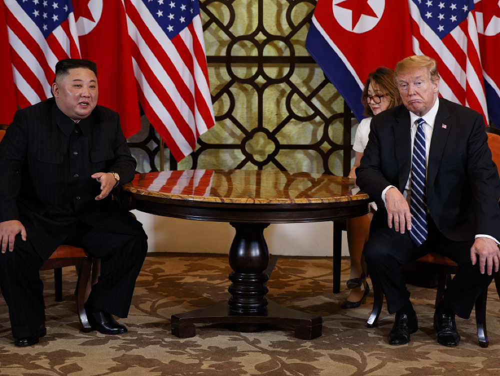 Donald Trump a Kim Čong-un počas prvého dňa summitu.