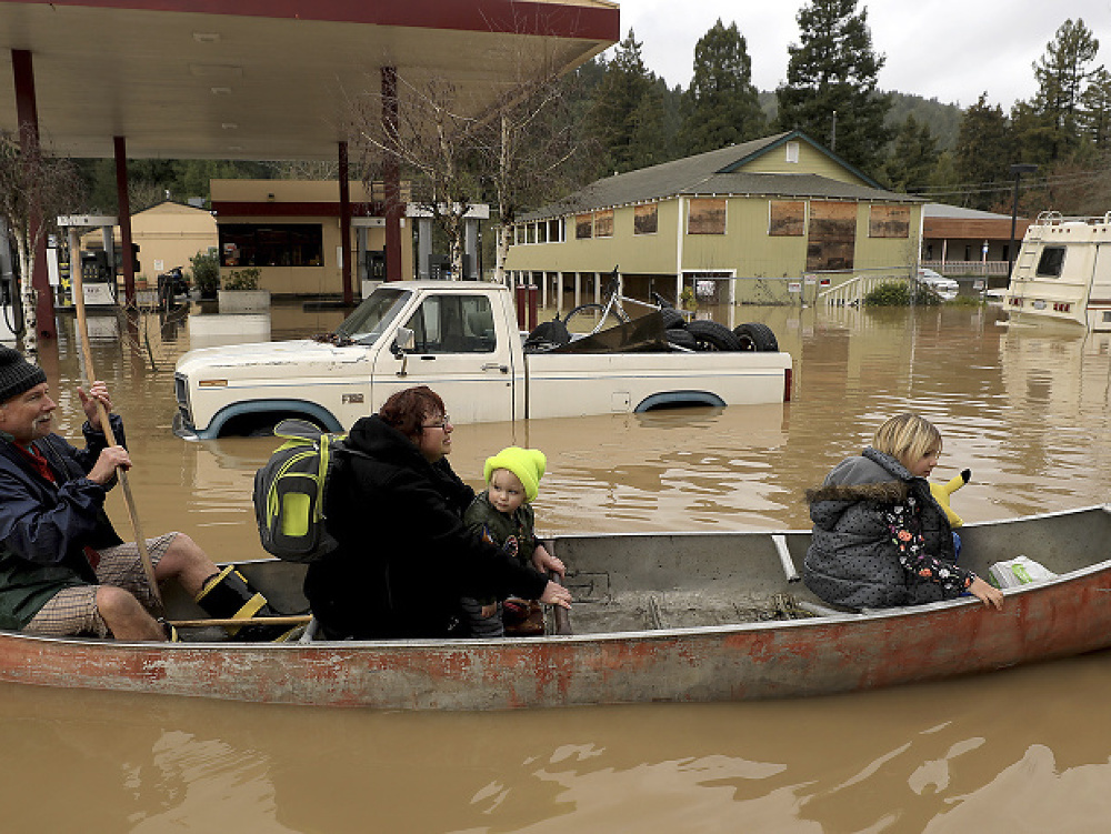 Zo zaplavených domov museli evakuovať tisícky obyvateľov. 