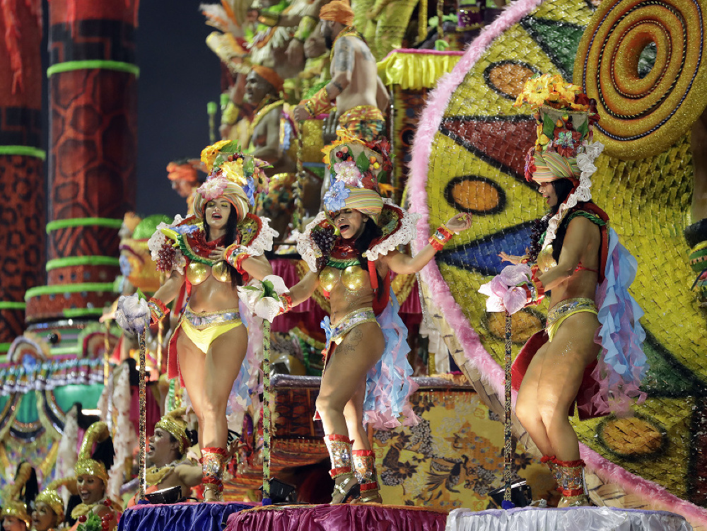 Brazílsky karneval je plný farieb a tanca.