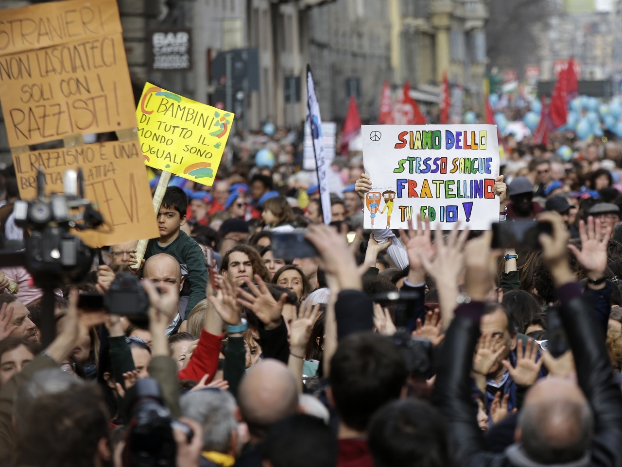 Desaťtisíce ľudí pochodovali v sobotu v Miláne na protest proti politike populistickej vlády.