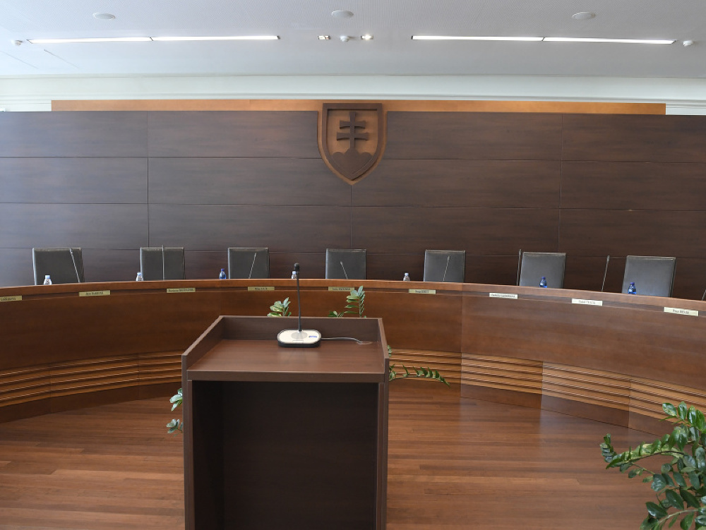Na snímke pojednávacia miestnosť pléna Ústavného súdu SR 