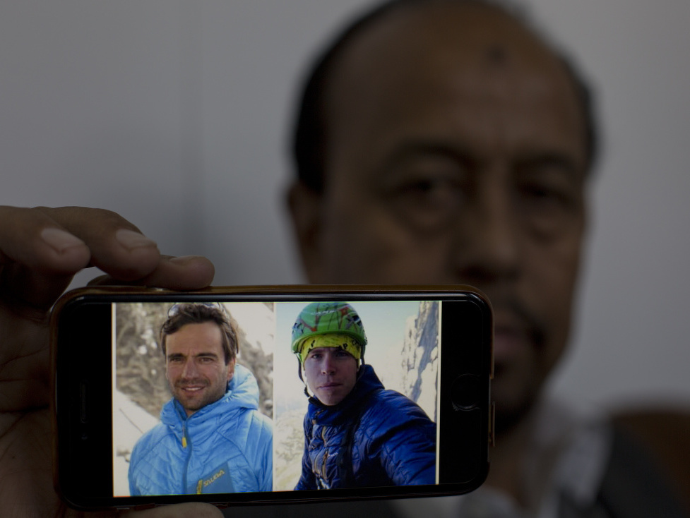 Karrar Haidri ukazuje fotografiu stratených horolezcov