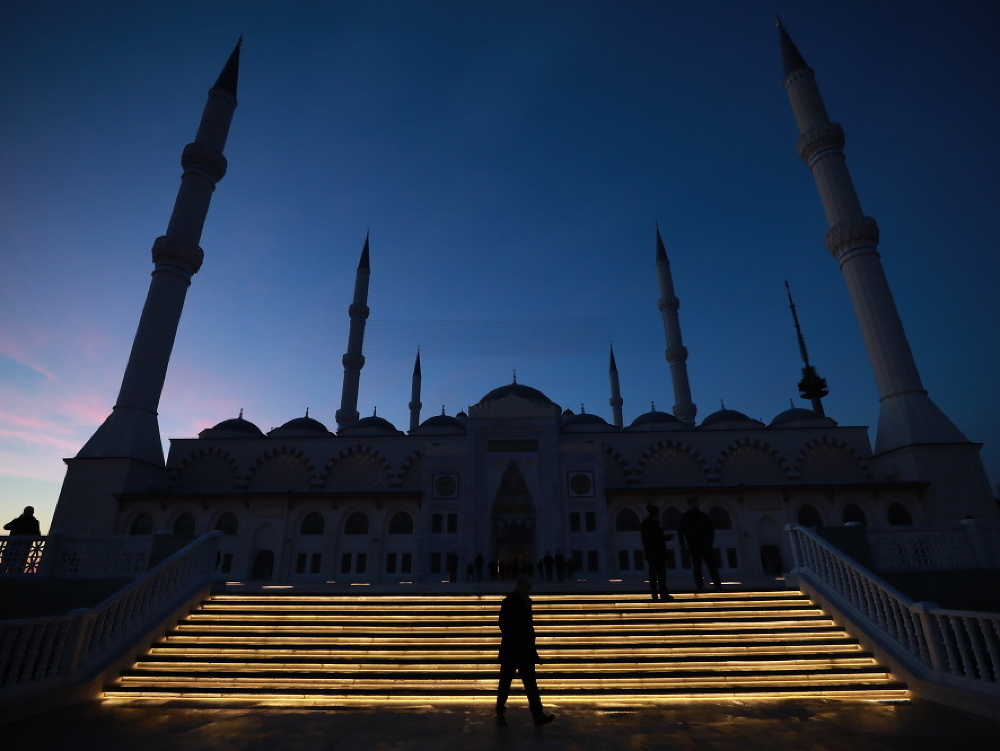 Moslimovia prichádzajú na rannú modlitbu do mešity Camlica v ázijskej časti Istanbulu, ktorú otvorili vo štvrtok 7. marca 2019.