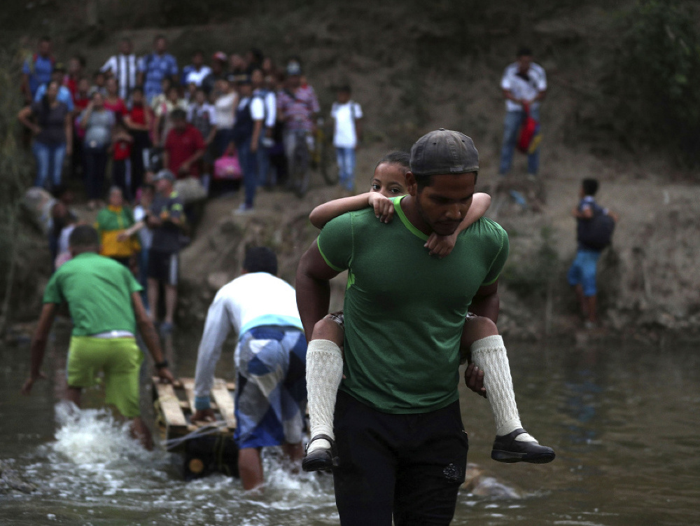 Ľudia za pomoci dobrovoľníkov unikajú z krajiny do susednej Kolumbie