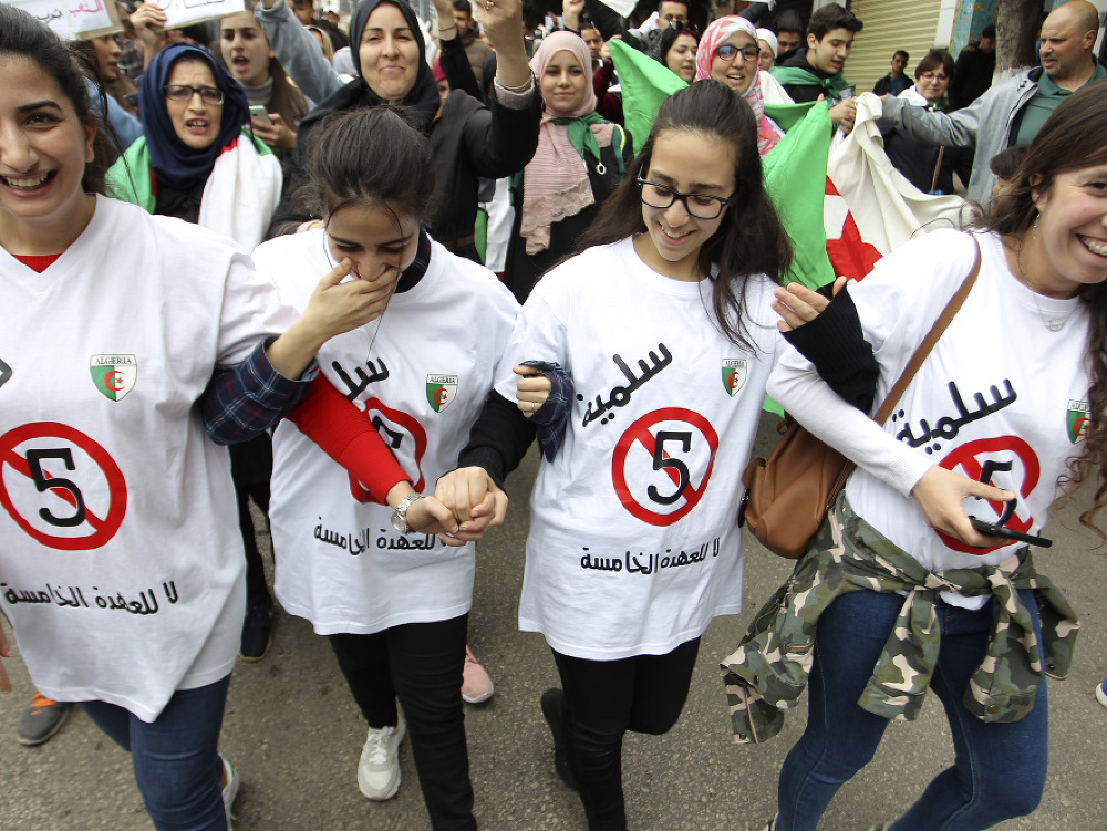 Alžírske ženy pochodujú na protest proti opätovnej kandidatúre alžírskeho prezidenta Abdala Azíza Butefliku