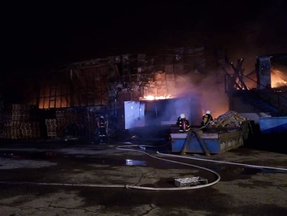 Bratislavskí hasiči v noci zasahovali pri veľkom požiari autoservisu.