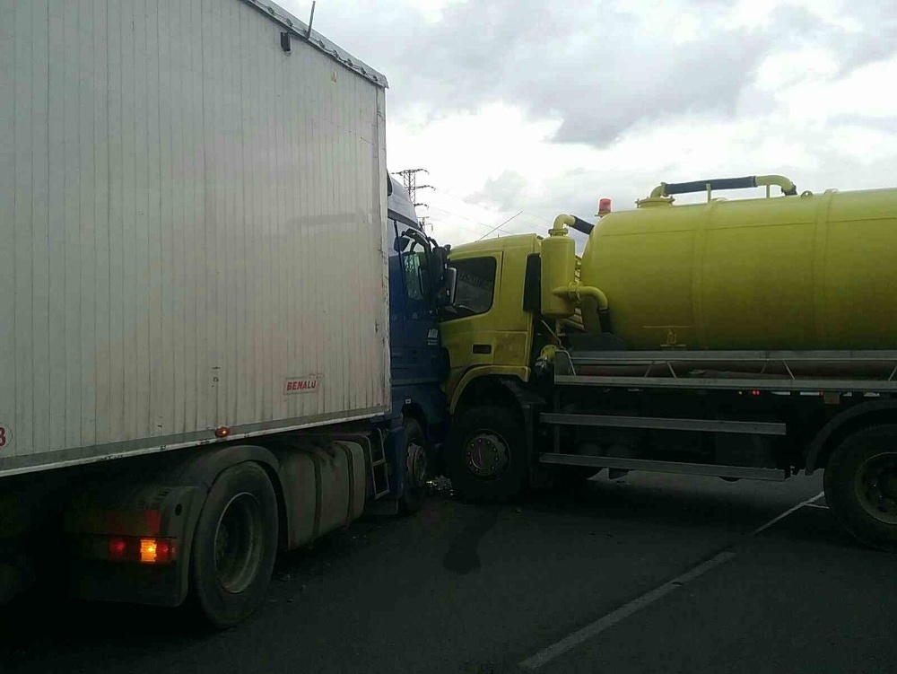 Zrážka dvoch nákladných áut pri Trenčianskych Miticiach. 