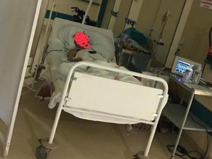 Nemocnica Levice nechala pacientku po operácii na chodbe.