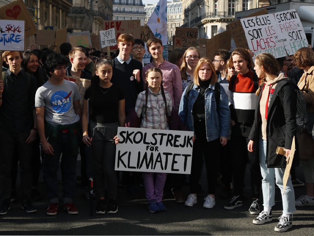 Mladá aktivistka Greta Thunberg počas protestu v Paríži. 