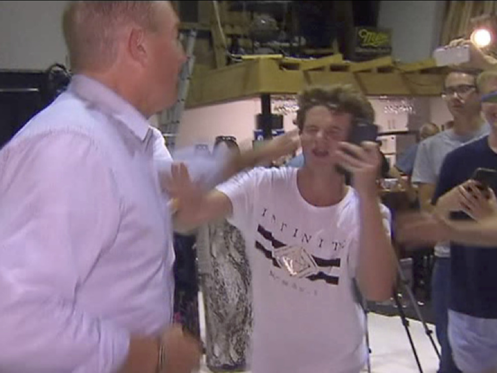 Austrálsky senátor Fraser Anning fackuje tínedžera, ktorý mu rozbil vajíčko o hlavu počas tlačovej konferencie v Melbourne