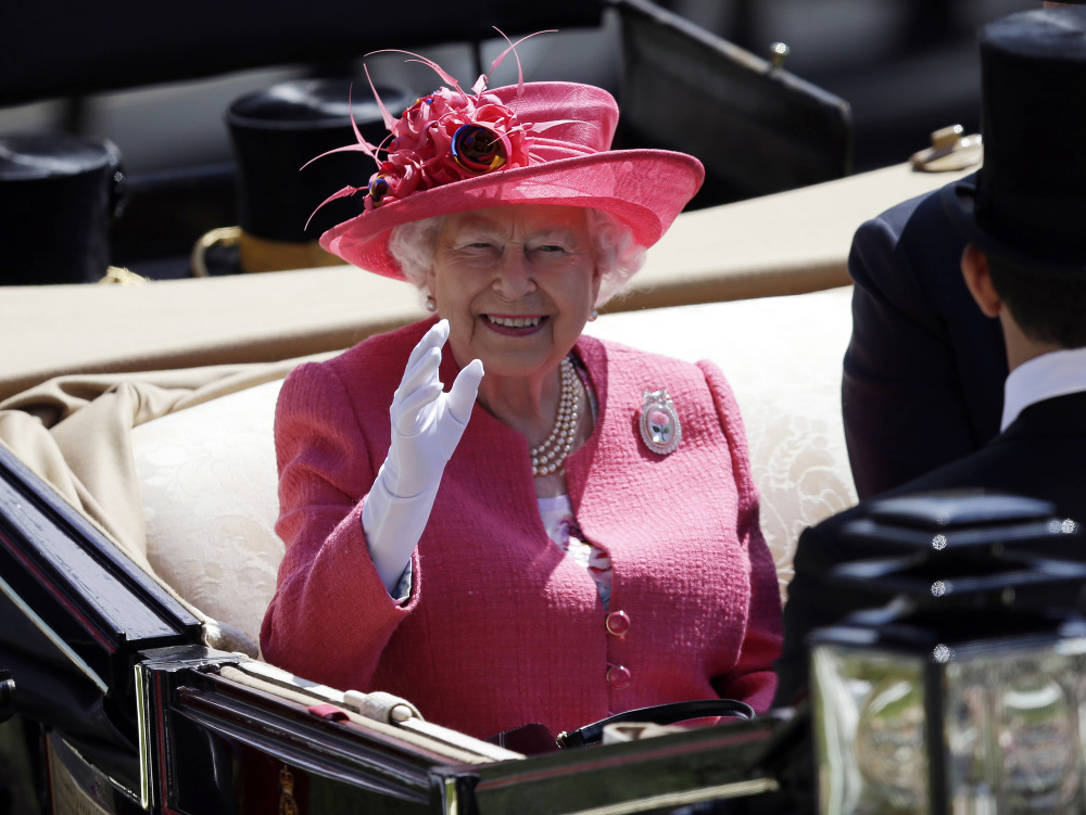 Kráľovná Alžbeta II. má záľubu v jasných a sviežich farbách. Prečo tomu tak je?