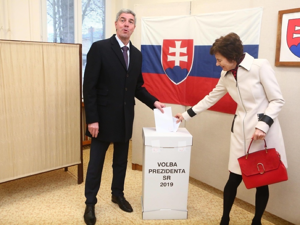 Béla Bugár pri volebnej urne