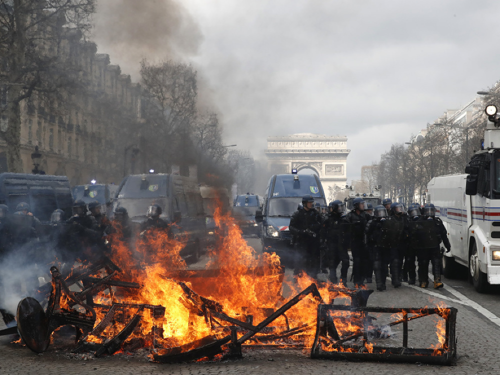 Protivládne protesty si v centre Paríža vyžiadali zásah polície.