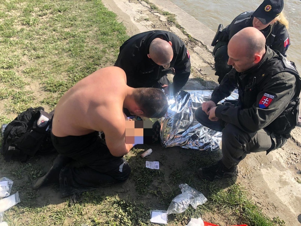 Policajti zachránili ženu, ktorá skočila do Dunaja.