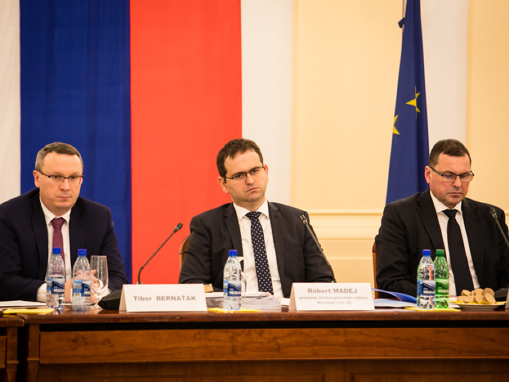 Zľava: Člen Ústavnoprávneho výboru Tibor Bernaťák, predseda výboru Róbert Madej a podpredseda výboru Jozef Ježík