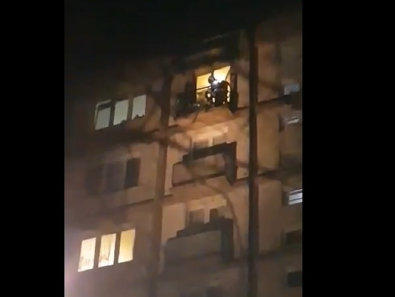Hasiči zasahujú pri požiari bytu v Trenčíne.