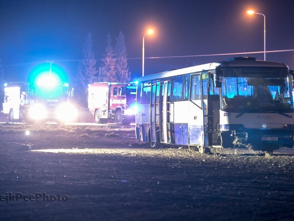Nehoda autobusu si vyžiadala 13 zranených. 
