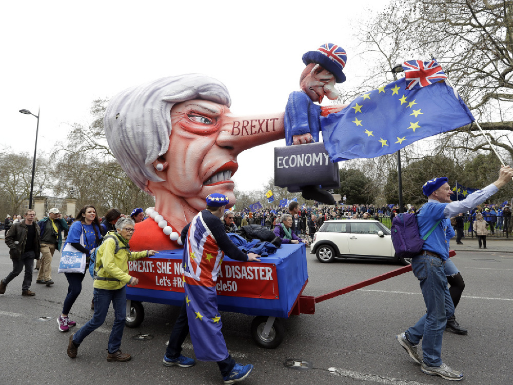 Tisícky ľudí pochodujú v Londýne za druhé referendum