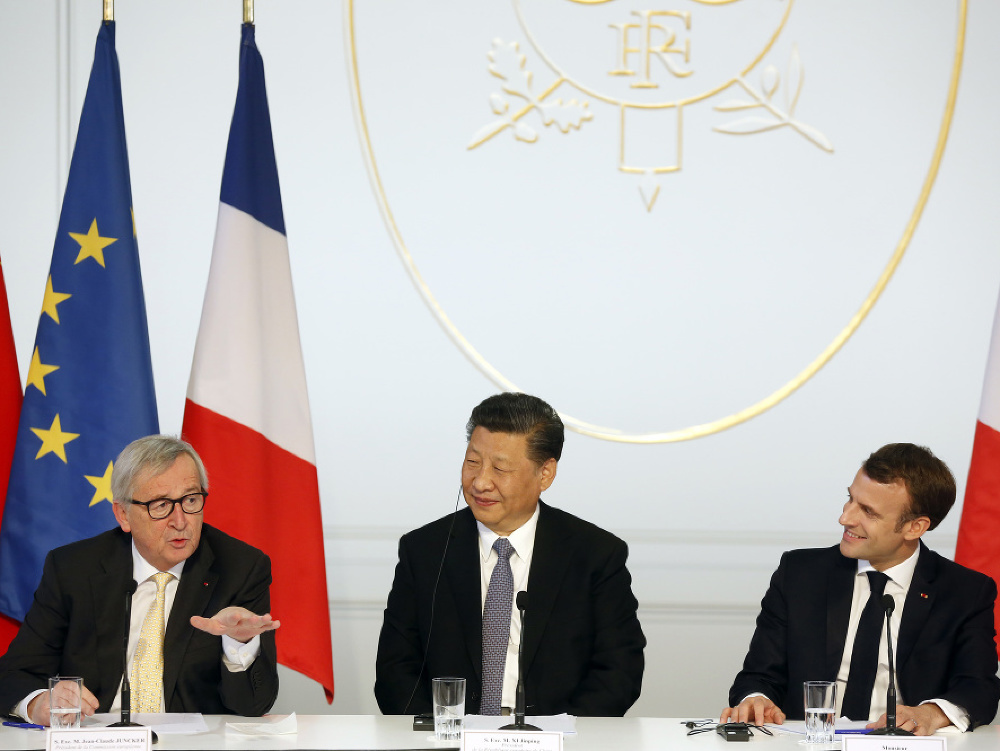 Zľava Jean-Claude Juncker, Si-ťin Pching a Emmanuel Macron
