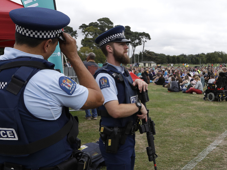 Novozélandská polícia počas spomienkového pochodu