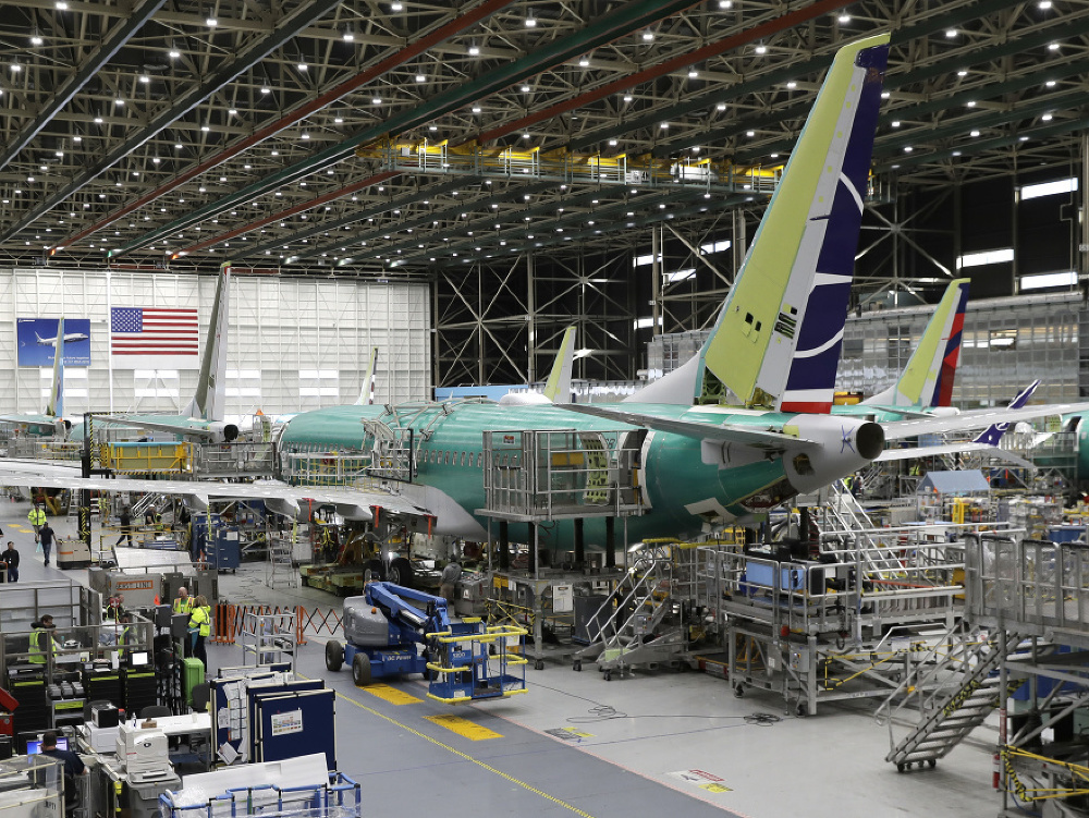 Na snímke technici kompletizujú lietadlo Boeing 737 Max 8 v závode americkej spoločnosti Boeing v Rentone v štáte Washington