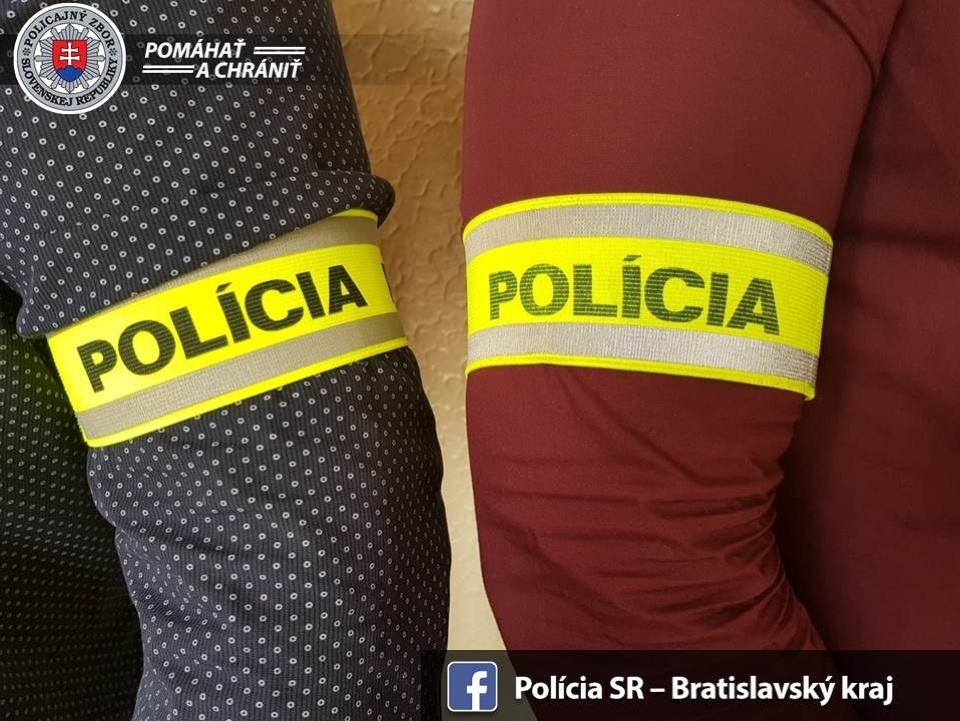 Policajti od skorého rána zasahujú na viacerých miestach Bratislavského kraja.