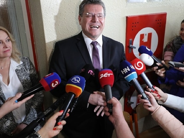 Kandidát na prezidenta Maroš Šefčovič odvolil o 11:00 spolu so svojou rodinou.