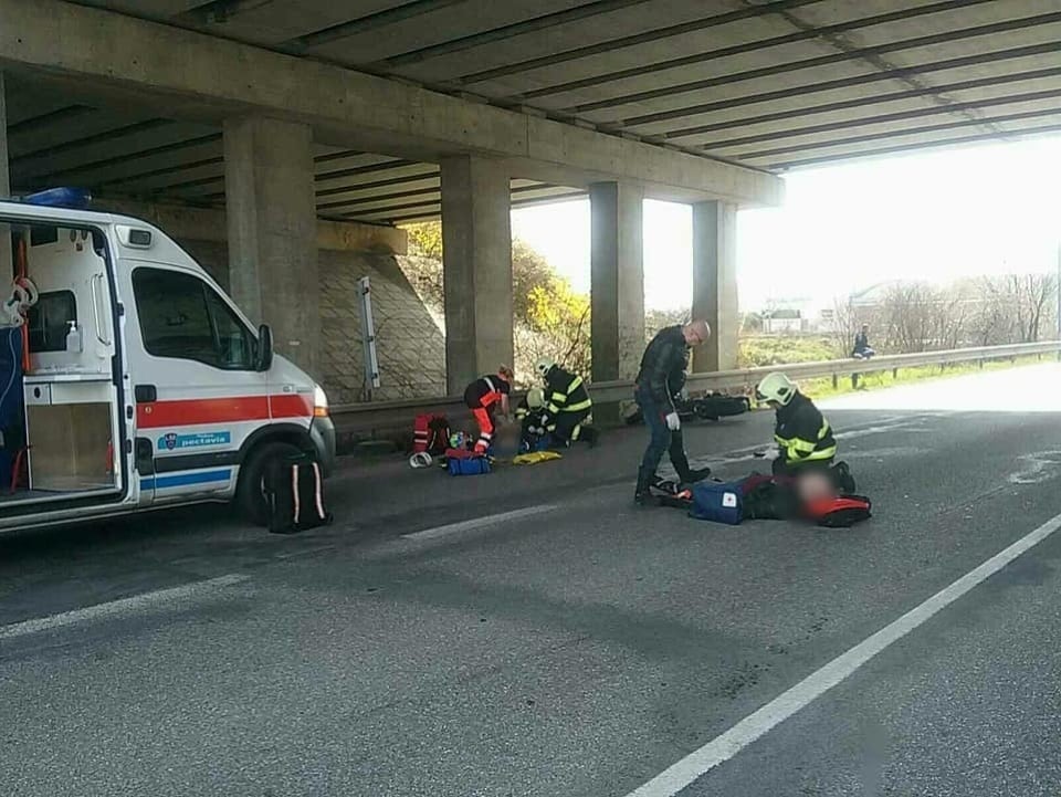 V Novom Meste nad Váhom sa čelne zrazil automobil s motocyklom