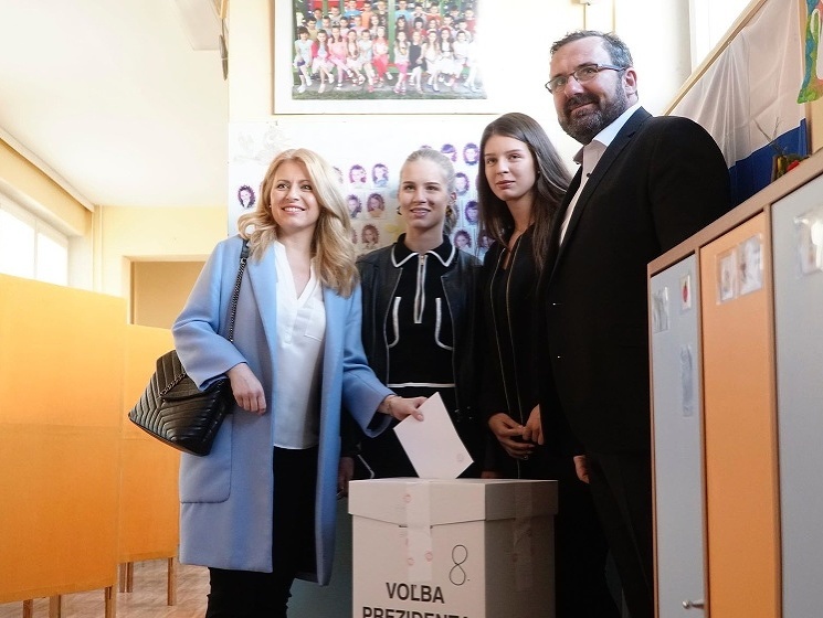 Zuzanu Čaputovú pri volebnom akte sprevádzala rodina