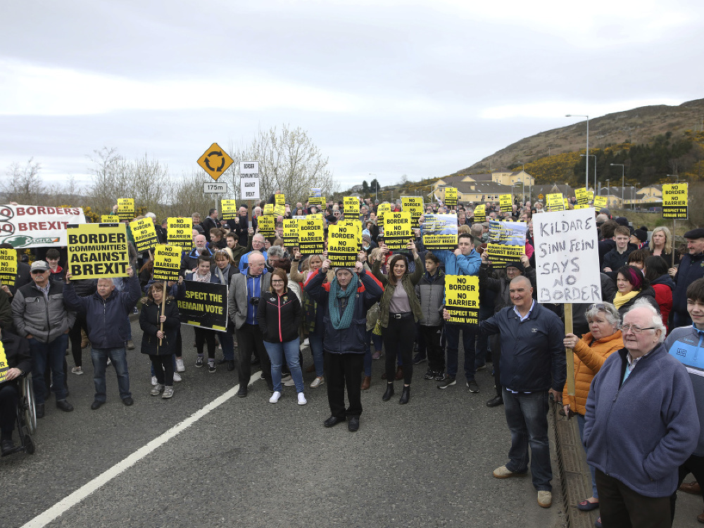 Stovky ľudí sa v sobotu zhromaždili na hraniciach na írskom ostrove na protest proti brexitu.