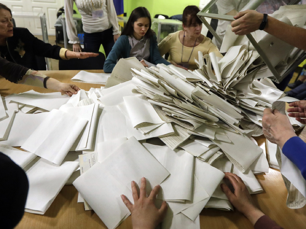 Počítanie hlasov po prvom kole prezidentských volieb na Ukrajine. 