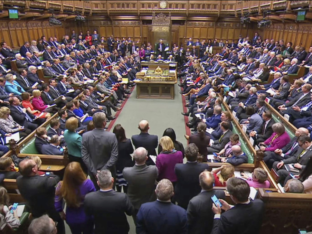 Britský parlament odhlasoval zákon o ďalšom odklade vystúpenia z EÚ