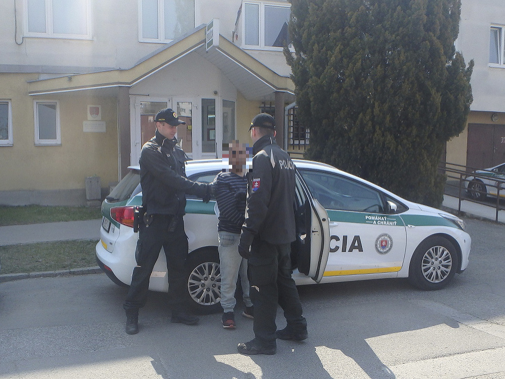 Košickí policajti zadržali a obvinili z prečinu výtržníctva 20-ročného Košičana (na snímke), ktorý vyvolával verejné pohoršenie vykonávaním sexuálneho exhibicionizmu.
