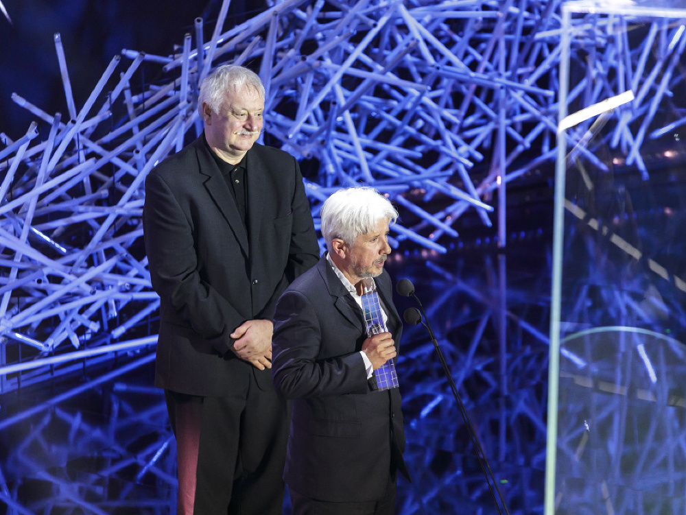 Režisér Martin Šulík a producent Rudolf Biermann si preberajú ocenenie Slnko v sieti v kategórii Najlepší hraný film. 
