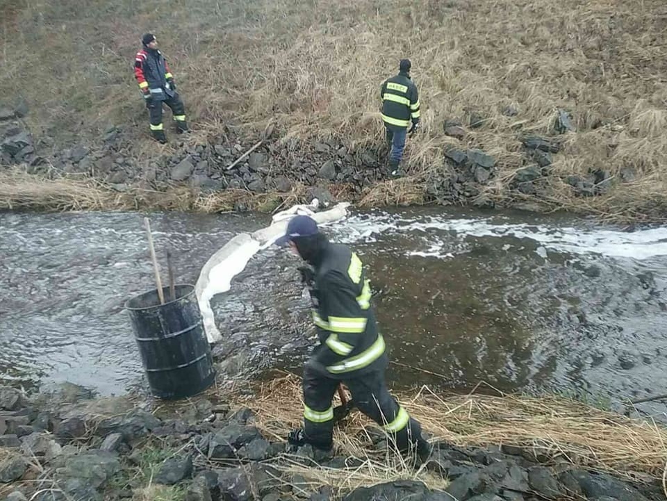 V potoku Mlynica objavili neznámu látku, zasahujú tam hasiči