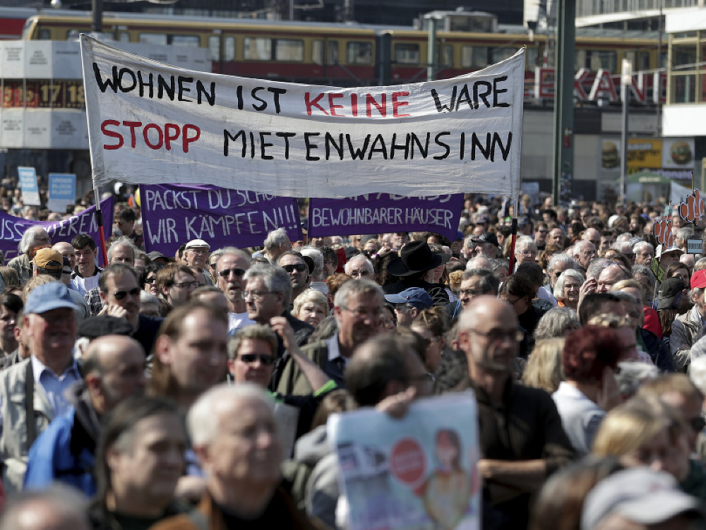 Demonštranti s transparentmi počas celonemeckého protestu proti zvyšovaniu nájomného v Berlíne