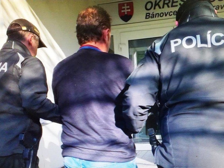 Obvinený vodič autobusu počas príchodu na súd v Bánovciach nad Bebravovou